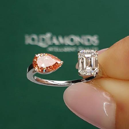 Кольцо разомкнутое с розовым бриллиантом Груша 0,510 ct и бриллиантом Изумрудной огранки 0,800 ct