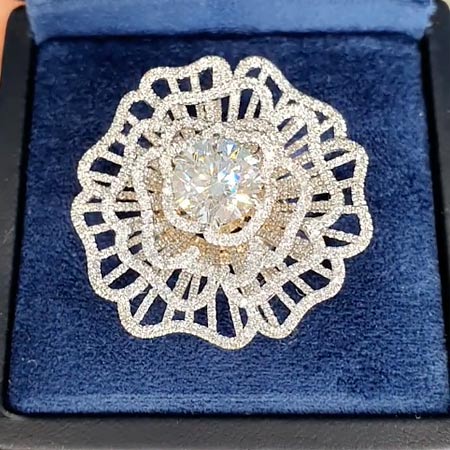 Кольцо "Цветок" с центральным бриллиантом 3,55 ct россыпью бриллиантов 3,483 ct