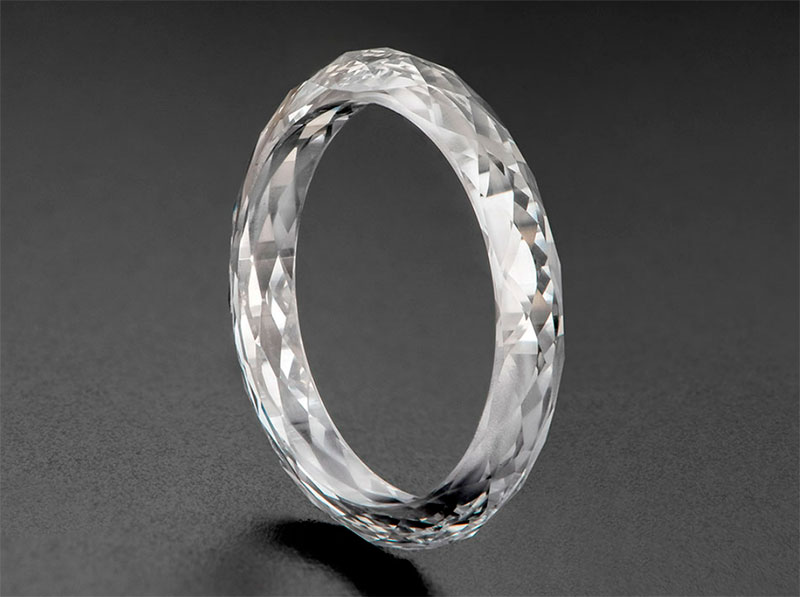 Цельное кольцо с монокристаллом, выращенным в лаборатории, с бриллиантом